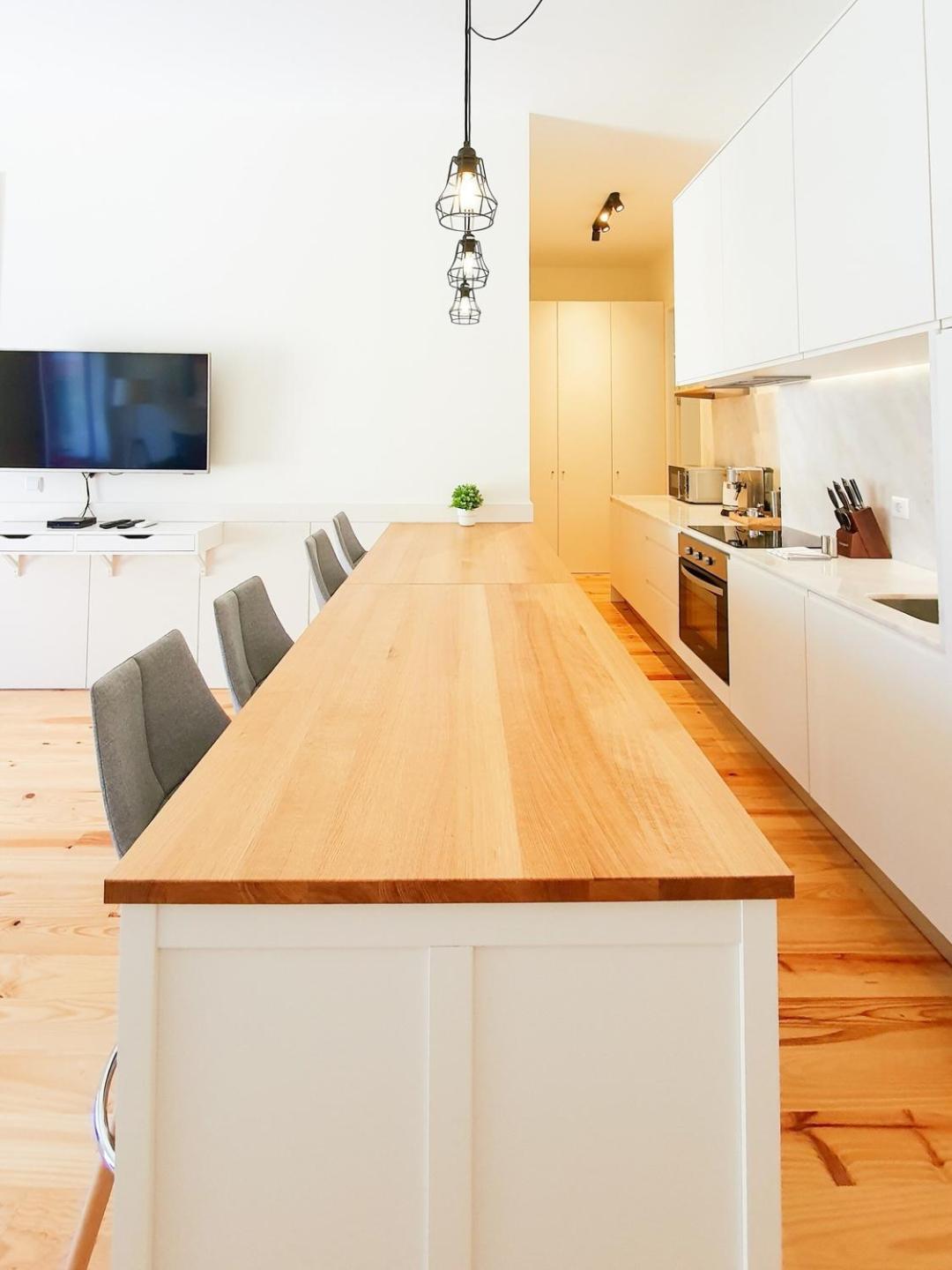 Comfortable Flat, Cozy Balcony Close To Aliados Av Apartamento