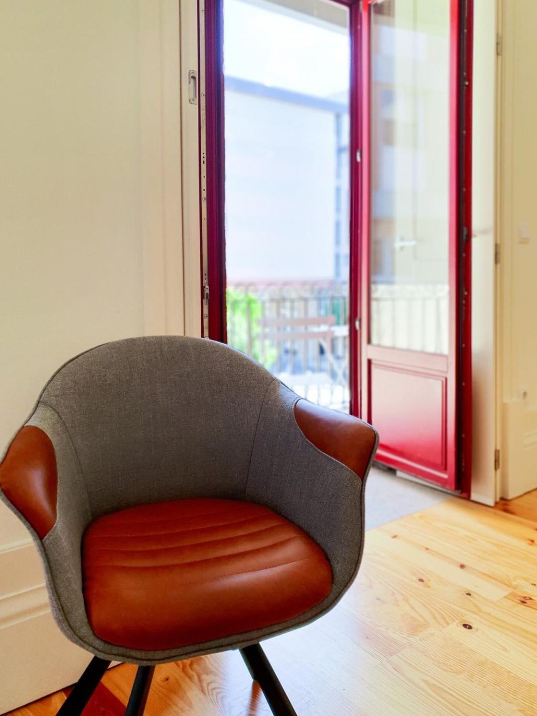 Comfortable Flat, Cozy Balcony Close To Aliados Av Apartamento Porto
