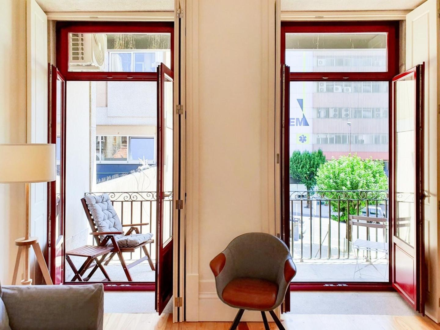 Comfortable Flat, Cozy Balcony Close To Aliados Av Apartamento *
